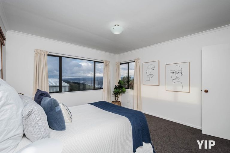 Photo of property in 1a Bennett Grove, Newlands, Wellington, 6037