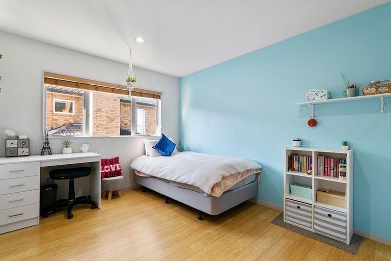 Photo of property in 1 Melmore Place, Pinehill, Auckland, 0632