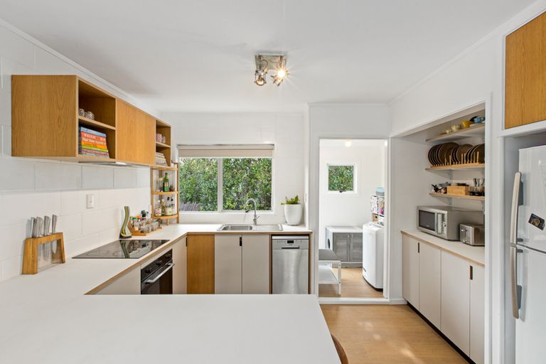 Photo of property in 1/15 Trojan Crescent, New Lynn, Auckland, 0600