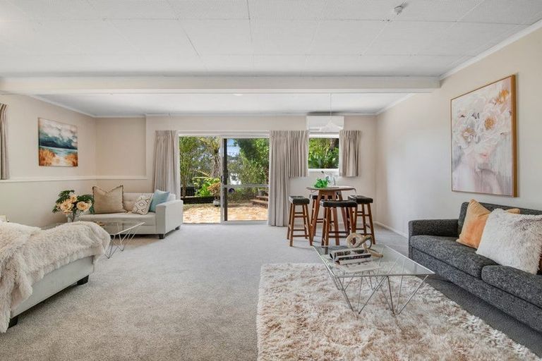 Photo of property in 1 Wanita Place, Totara Vale, Auckland, 0629