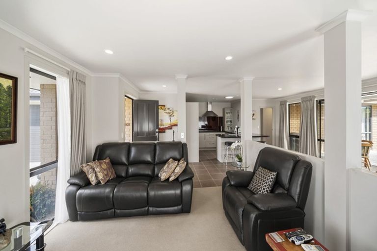 Photo of property in 16 Breaker Grove, Waiuku, 2123