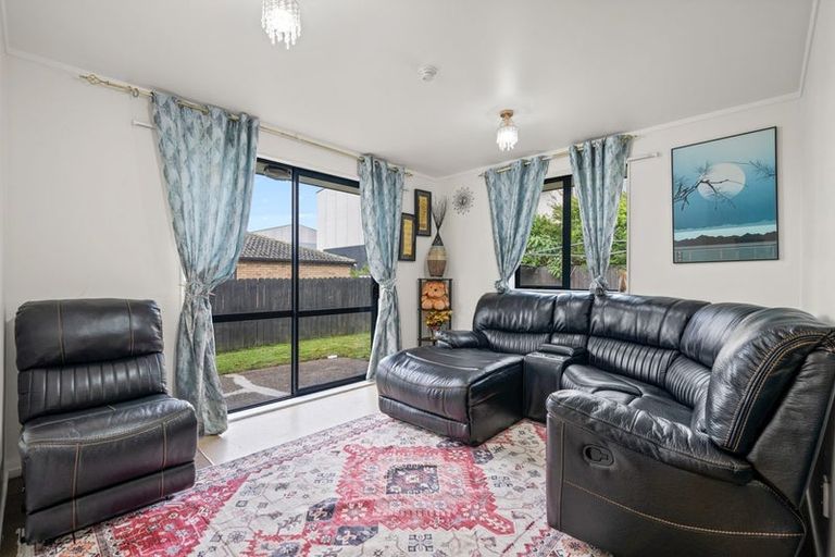 Photo of property in 29 Woodbank Drive, Glen Eden, Auckland, 0602