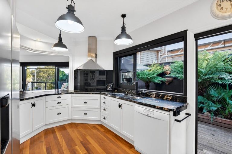 Photo of property in 8 Selwyn Road, Hospital Hill, Napier, 4110
