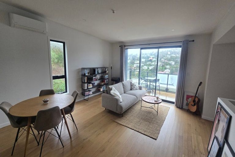 Photo of property in 52 Tiketike Way, Brooklyn, Wellington, 6021