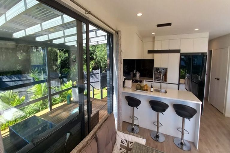 Photo of property in 2 Meenas Place, Cable Bay, 0420