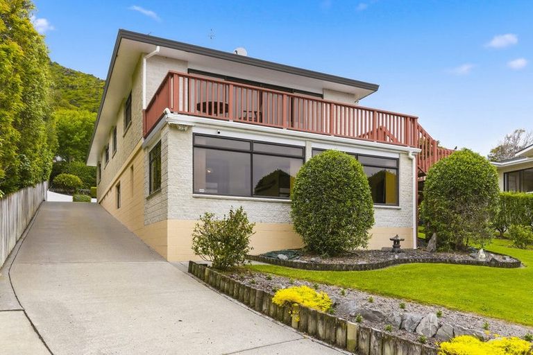 Photo of property in 51 Kotare Street, Waikanae, 5036
