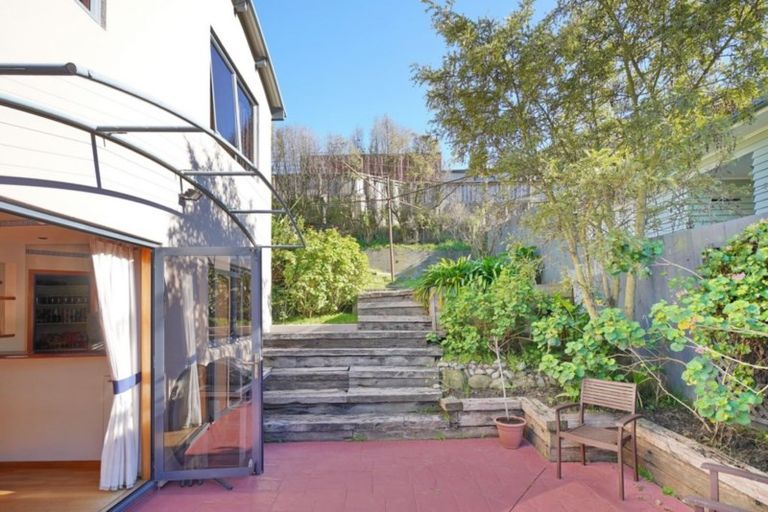 Photo of property in 37 Cornwall Road, Lyttelton, 8082