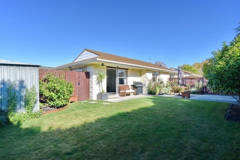 Photo of property in 2/10 Salford Avenue, Redwood, Christchurch, 8051