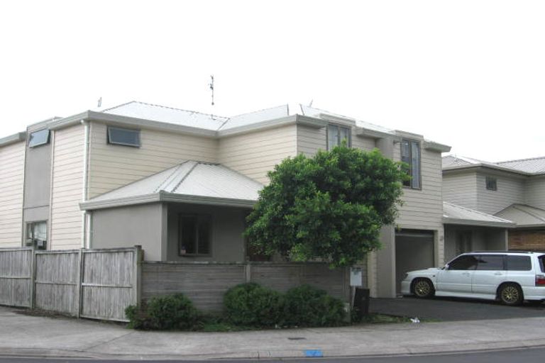 Photo of property in 37 Verdale Circle, Glen Eden, Auckland, 0602