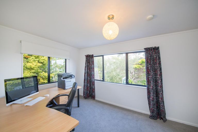 Photo of property in 7 Hillgrove Place, Fitzherbert, Palmerston North, 4410