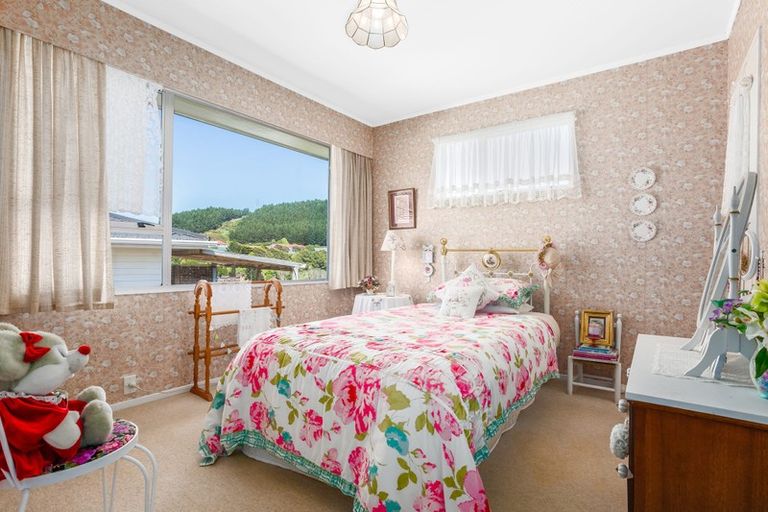 Photo of property in 1 Zande Terrace, Tawa, Wellington, 5028