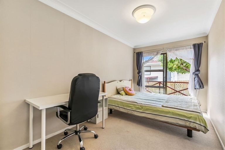 Photo of property in 2/10 Redoubt Road, Goodwood Heights, Auckland, 2105