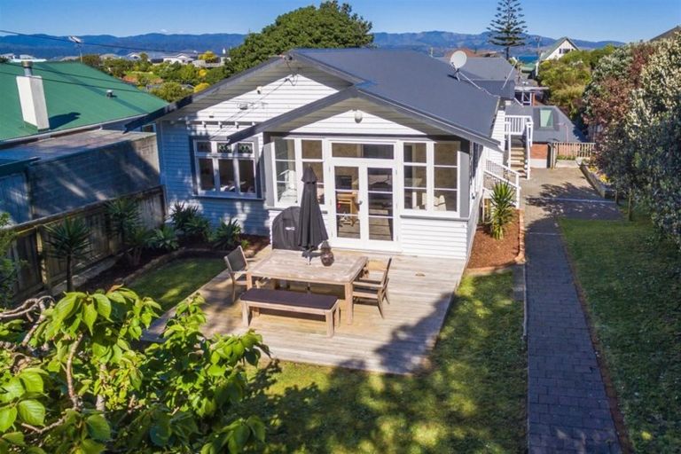 Photo of property in 16 Ranui Crescent, Khandallah, Wellington, 6035