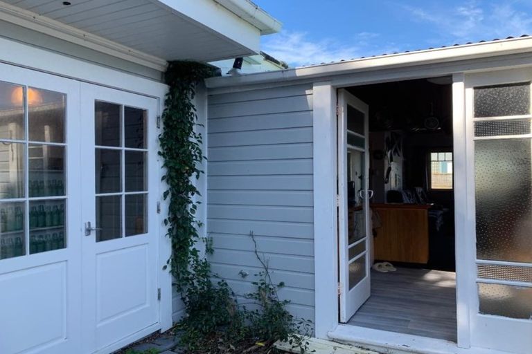 Photo of property in 1 Linwood Way, Island Bay, Wellington, 6023