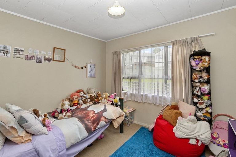 Photo of property in 14 Holmes Drive South, West Harbour, Auckland, 0618