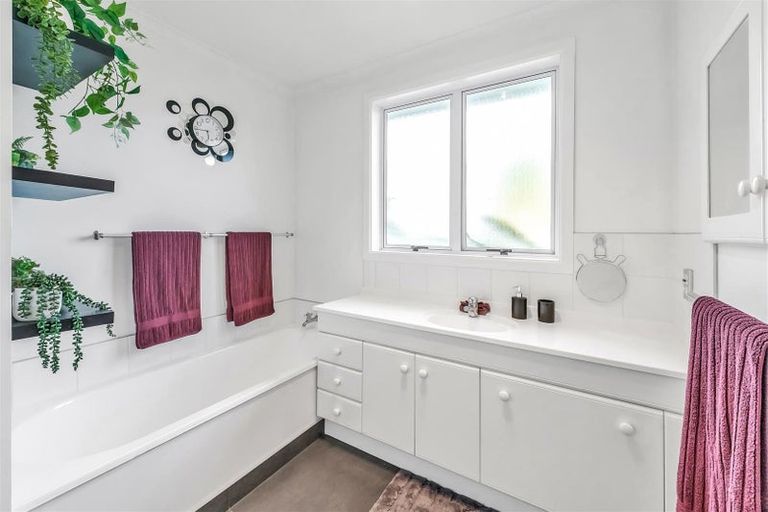 Photo of property in 140 Kendal Avenue, Burnside, Christchurch, 8053