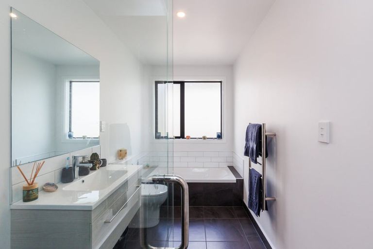 Photo of property in 3 Sardinia Grove, Fitzherbert, Palmerston North, 4410