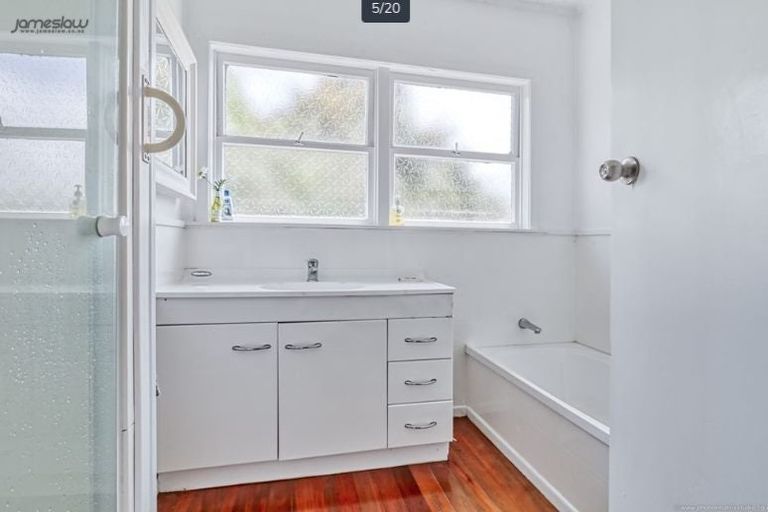 Photo of property in 140 Edmonton Road, Te Atatu South, Auckland, 0610