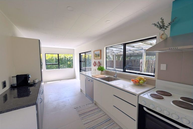 Photo of property in 44 Onedin Place, Titirangi, Auckland, 0604