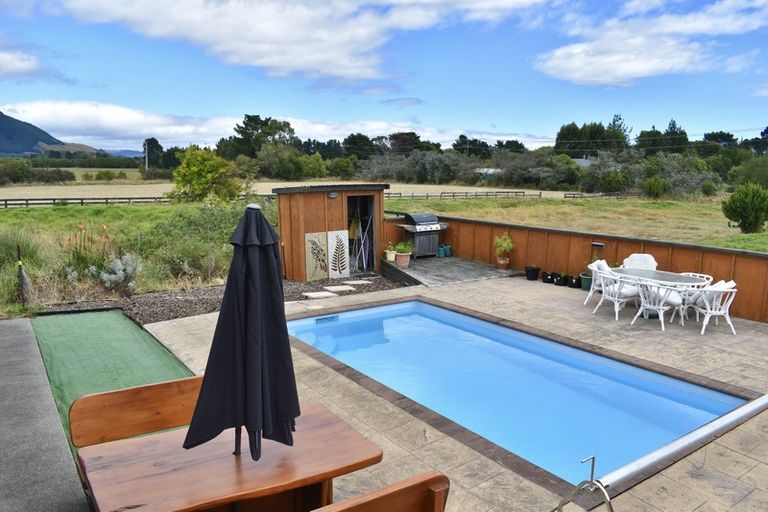 Photo of property in 12 Te Horo Beach Road, Te Horo, Otaki, 5581