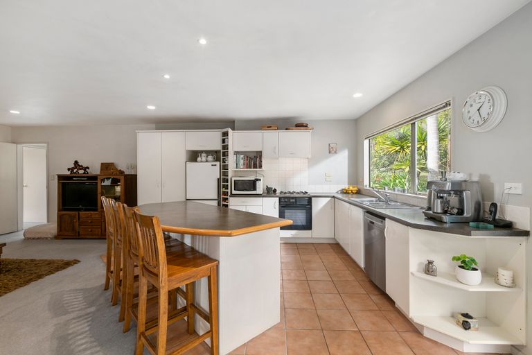 Photo of property in 22 Margaret Henry Crescent, Oteha, Auckland, 0632