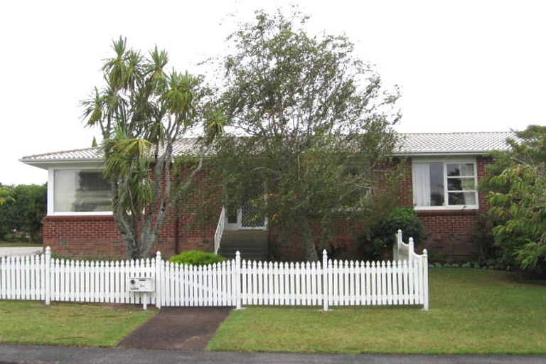 Photo of property in 2/2 Manhattan Heights, Glendene, Auckland, 0602