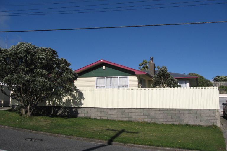 Photo of property in 10 Kenmore Street, Newlands, Wellington, 6037