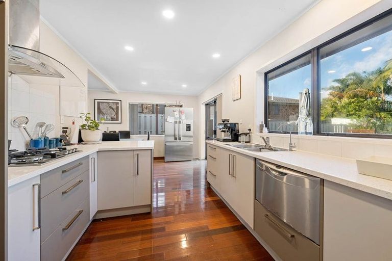 Photo of property in 7 Mark Edward Drive, Half Moon Bay, Auckland, 2012