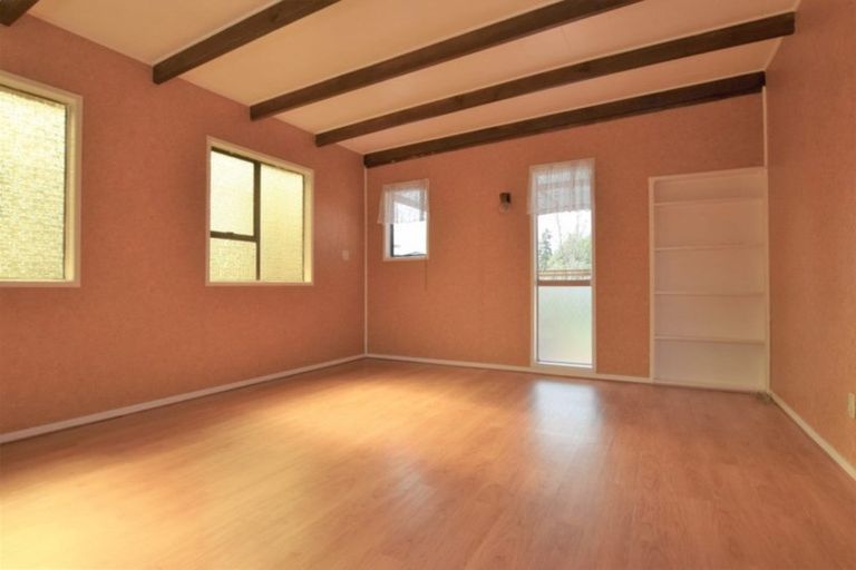 Photo of property in 38 Larissa Avenue, Henderson, Auckland, 0610