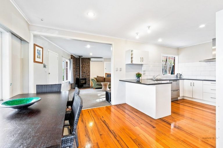 Photo of property in 3 Rerewai Place, Kelston, Auckland, 0602