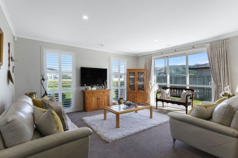Photo of property in 86 Queen Charlotte Drive, Aotea, Porirua, 5024