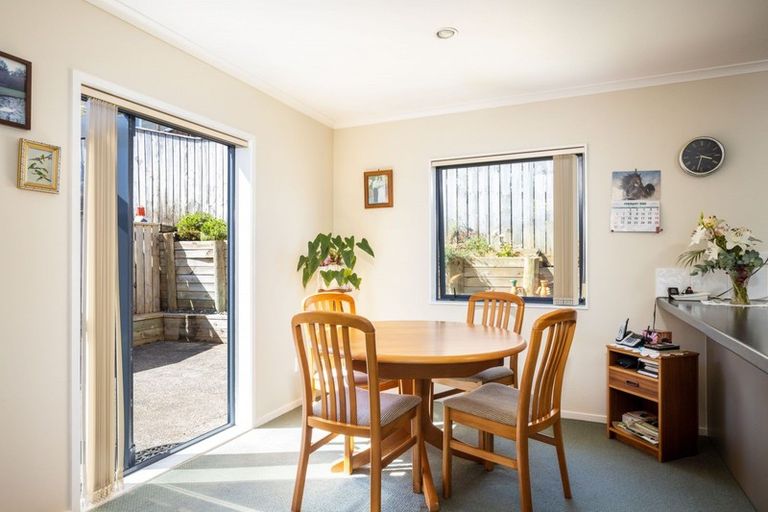 Photo of property in 9a Simons Street, Moturoa, New Plymouth, 4310
