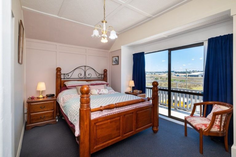 Photo of property in 17 Pukeko Place, Westshore, Napier, 4110