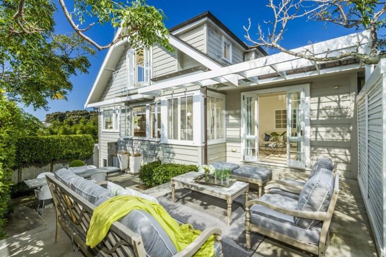 Photo of property in 16 Tiri Road, Milford, Auckland, 0620