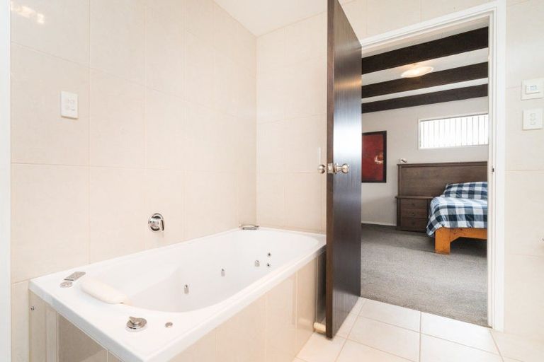 Photo of property in 16 Akaroa Avenue, Awapuni, Palmerston North, 4412