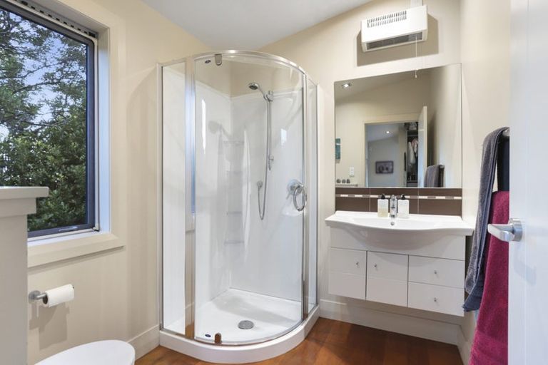 Photo of property in 535 Scenic Drive, Waiatarua, Auckland, 0612