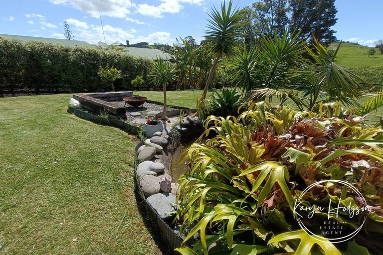 Photo of property in 9 Whaka Street, Maungaturoto, 0520