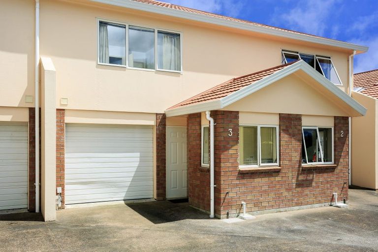 Photo of property in 3/31 Fields Parade, Oteha, Auckland, 0632