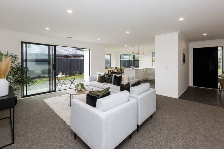 Photo of property in 8 Passchendaele Grove, Trentham, Upper Hutt, 5018