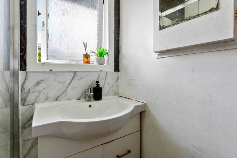 Photo of property in 48 Amberley Avenue, Te Atatu South, Auckland, 0610