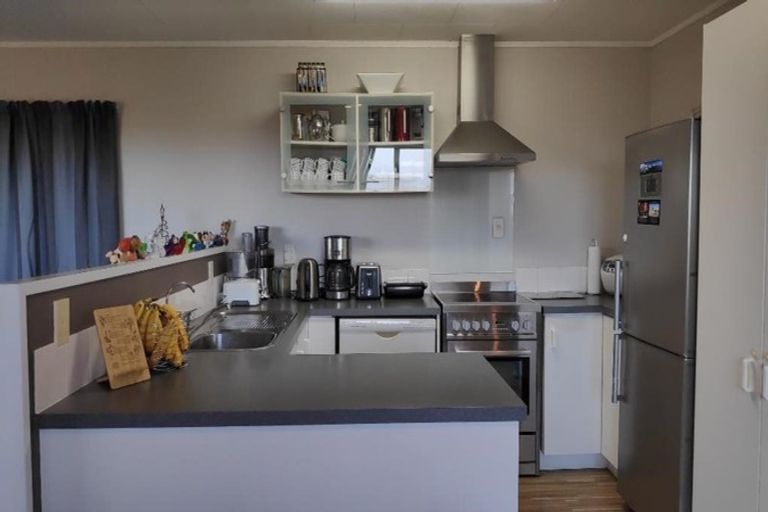 Photo of property in 16 Amery Place, West Harbour, Auckland, 0618