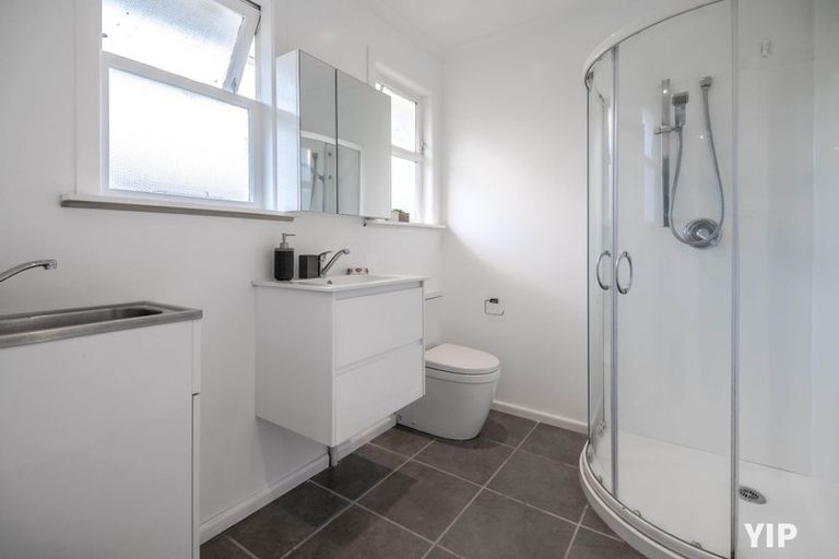 Photo of property in 1b Link Road, Newlands, Wellington, 6037