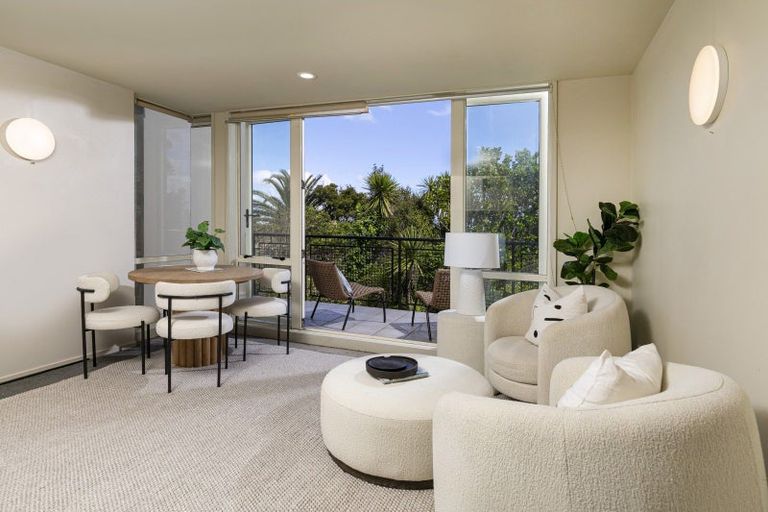 Photo of property in 1/166 Mokoia Road, Chatswood, Auckland, 0626