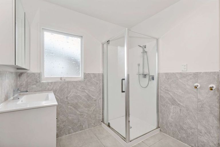 Photo of property in 1/5 Eyre Street, Henderson, Auckland, 0612