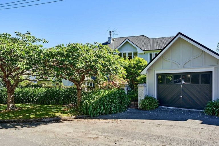 Photo of property in 3 Dillon Street, Lowry Bay, Lower Hutt, 5013