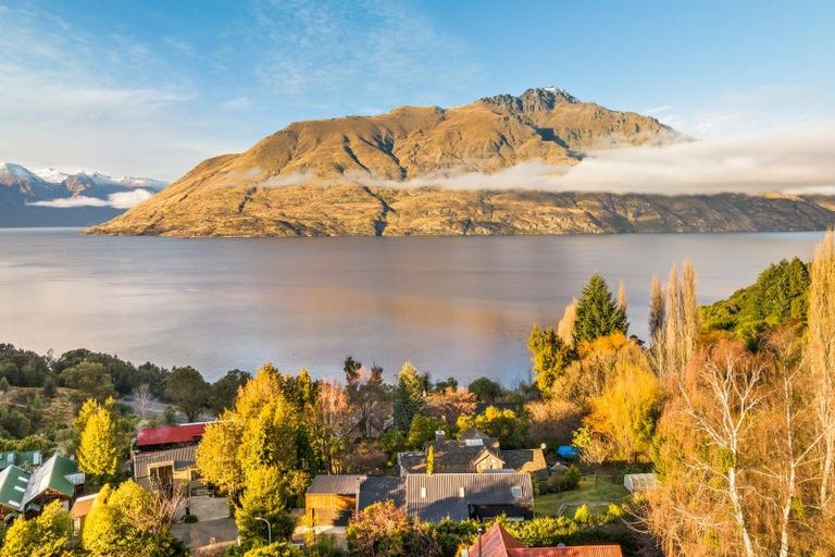 Photo of property in 32 Evergreen Place, Sunshine Bay, Queenstown, 9300