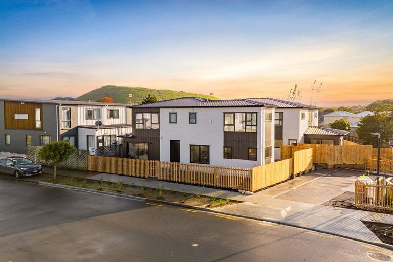 Photo of property in 1/32 Tapuwae Way, Mangere Bridge, 2022