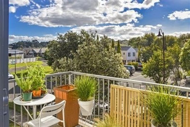 Photo of property in 2/1 John Jennings Drive, Oteha, Auckland, 0632