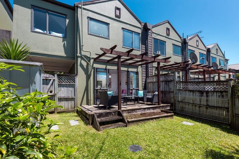 Photo of property in 9/44 Fields Parade, Oteha, Auckland, 0632