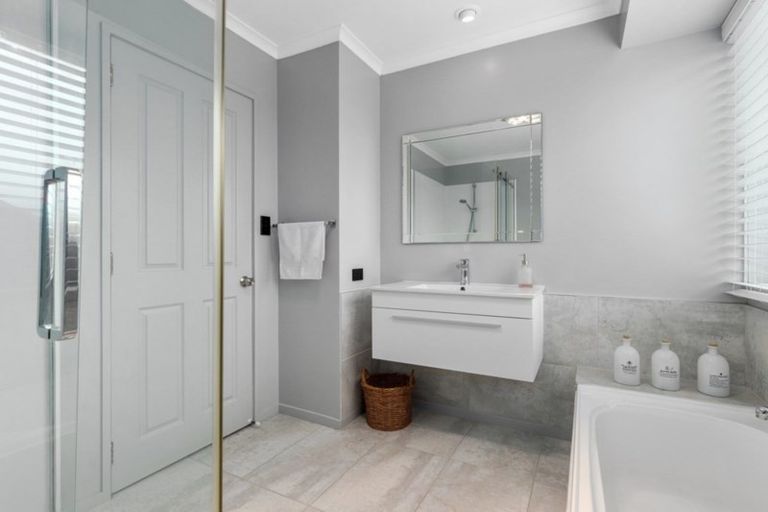 Photo of property in 2 Fernwater Place, Flagstaff, Hamilton, 3210